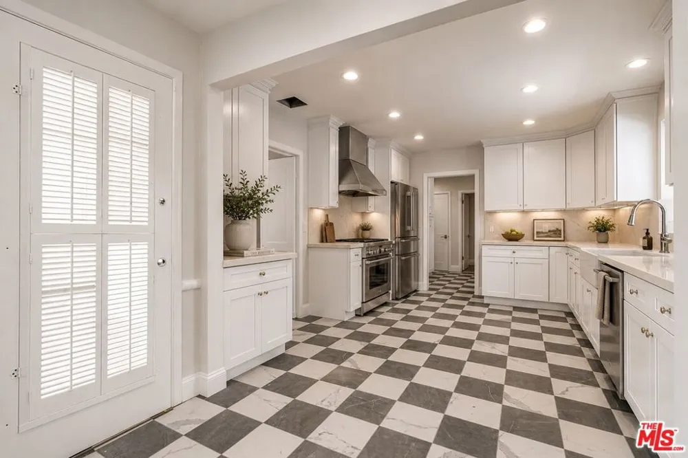 713 Walden Drive Beverly Hills, CA 90210