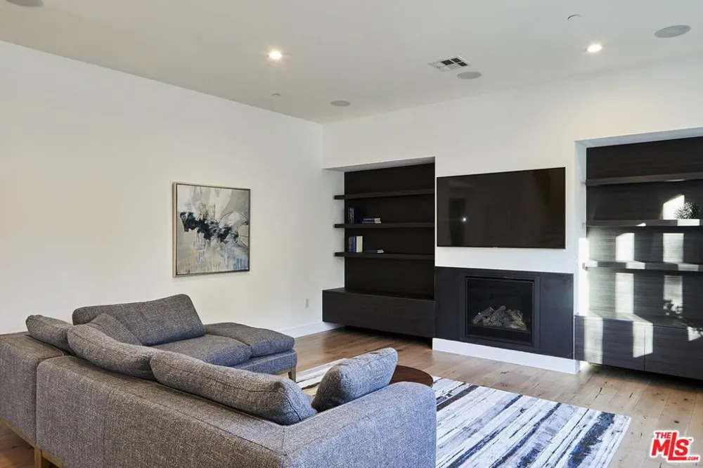 18911 HATTERAS STREET Tarzana, CA 91356