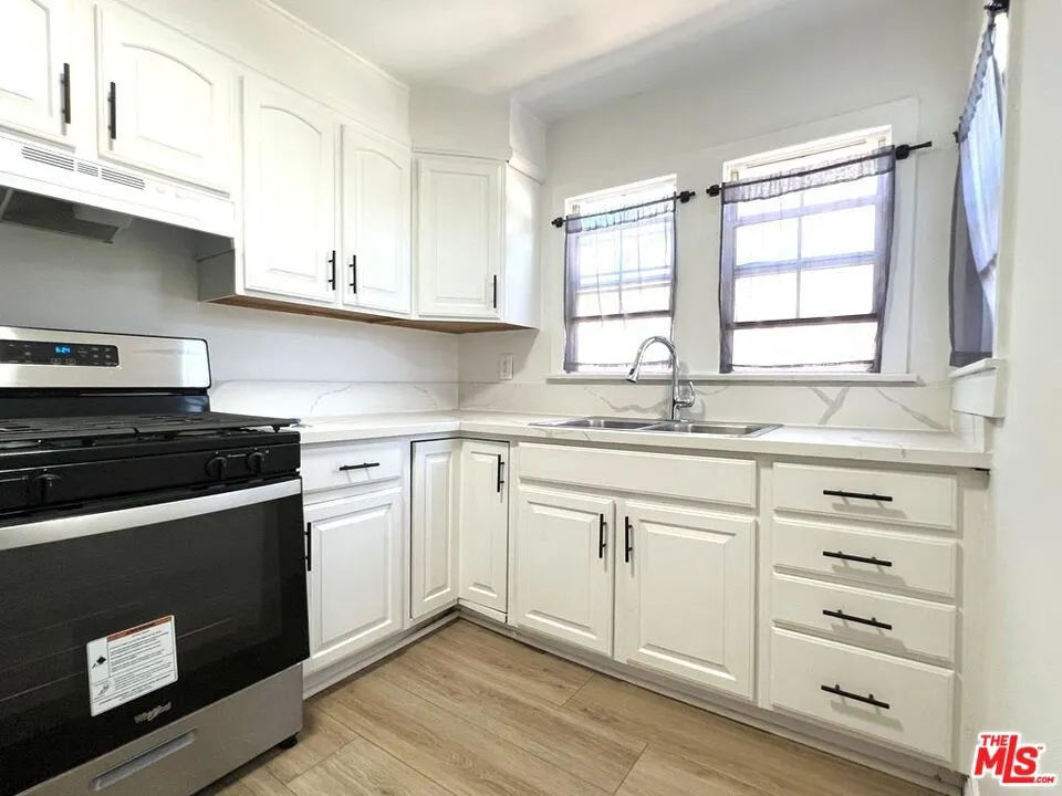 5325 2nd Avenue Los Angeles, CA 90043