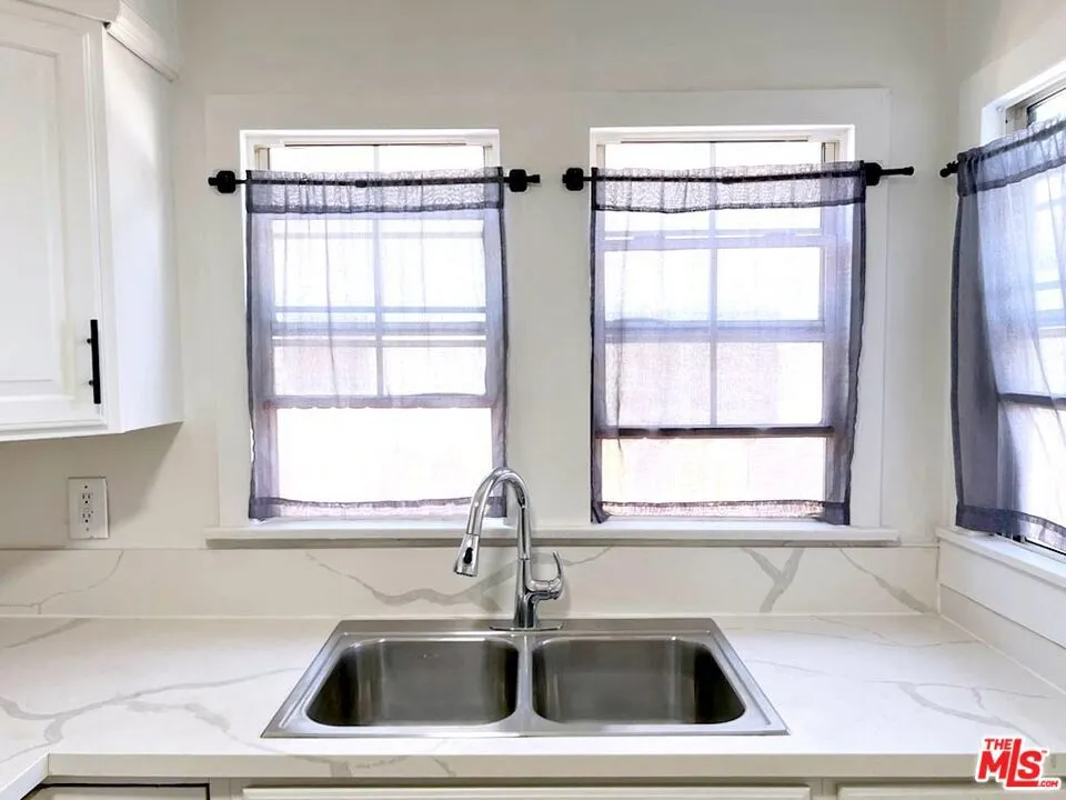5325 2nd Avenue Los Angeles, CA 90043