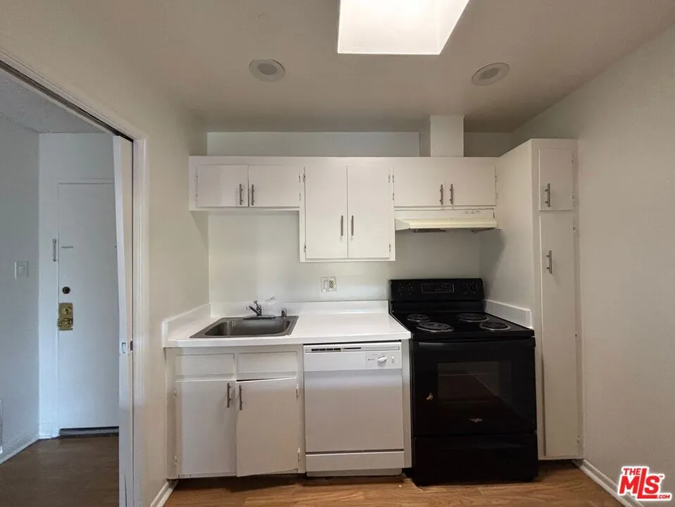 124 Oxford Avenue Los Angeles, CA 90004