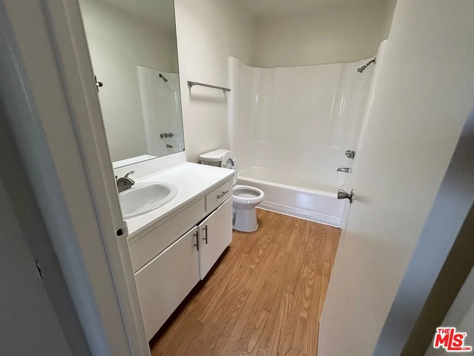 124 Oxford Avenue Los Angeles, CA 90004