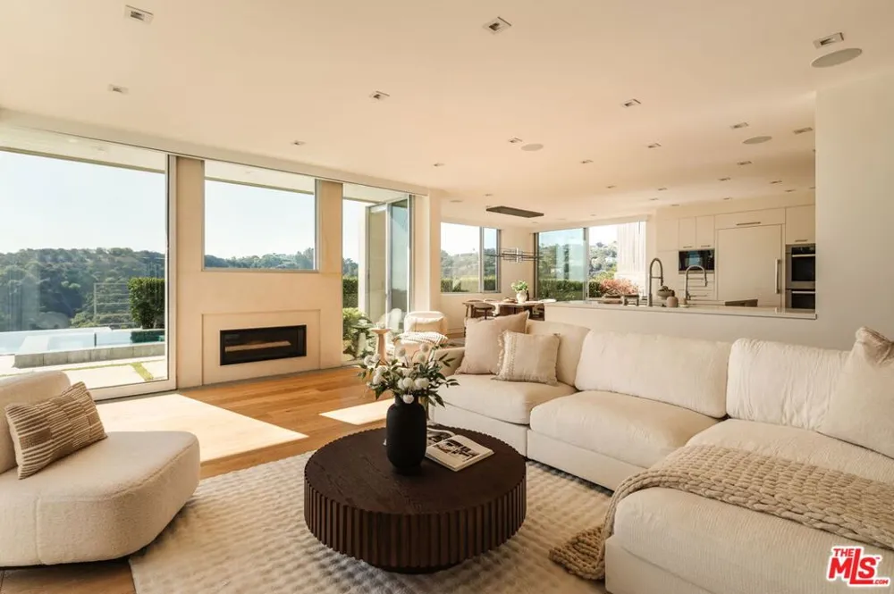 3642 Beverly Ridge Drive Sherman Oaks, CA 91423
