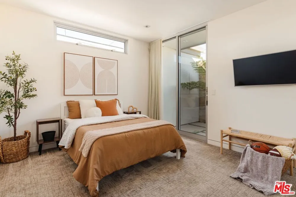 3642 Beverly Ridge Drive Sherman Oaks, CA 91423