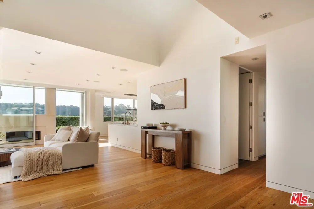 3642 Beverly Ridge Drive Sherman Oaks, CA 91423