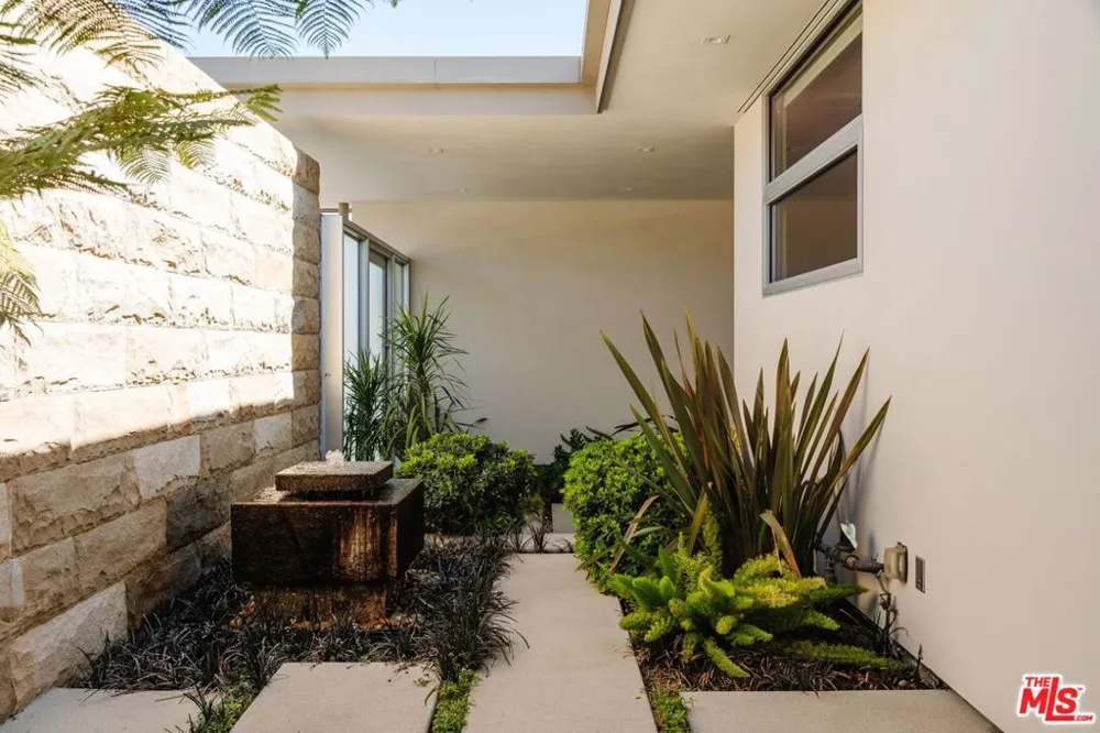 3642 Beverly Ridge Drive Sherman Oaks, CA 91423