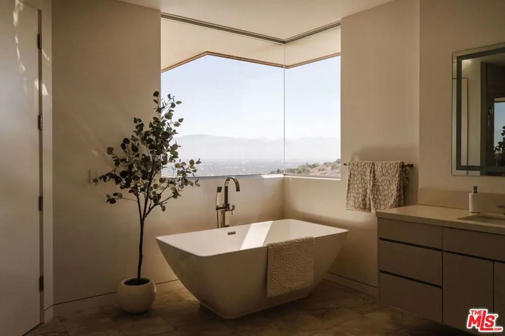 3642 Beverly Ridge Drive Sherman Oaks, CA 91423