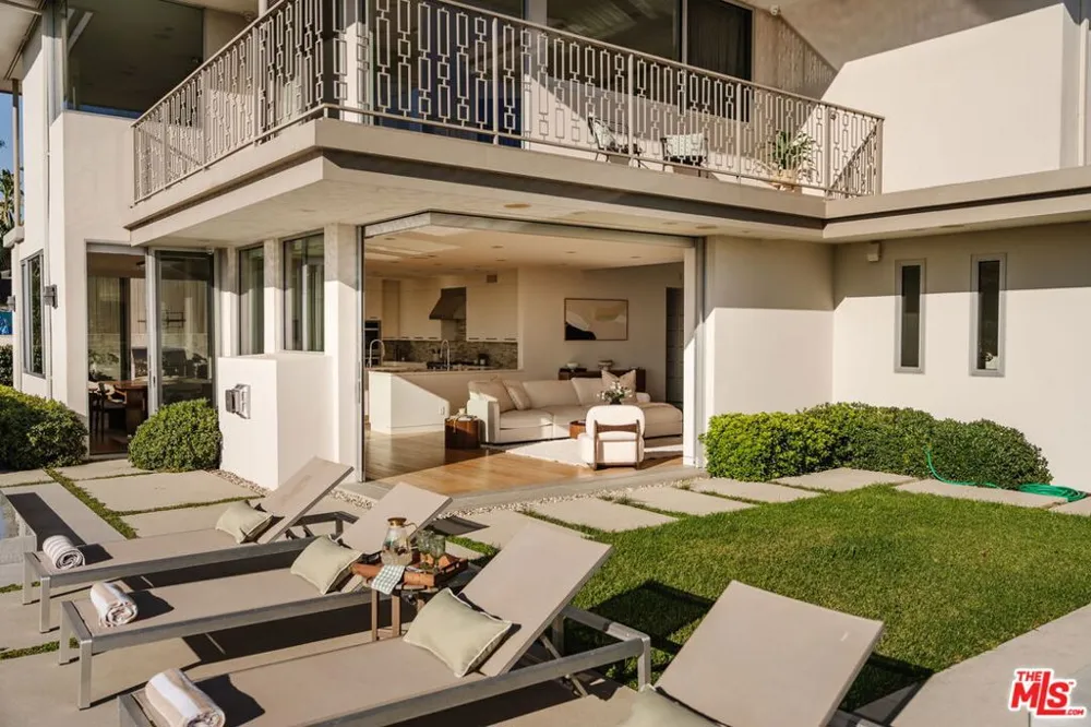 3642 Beverly Ridge Drive Sherman Oaks, CA 91423