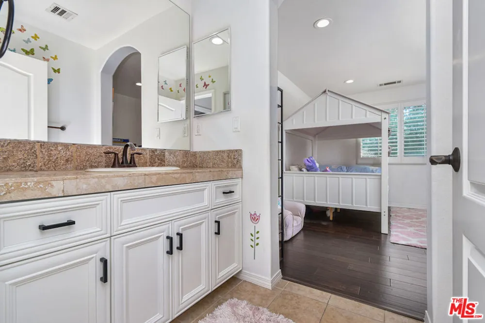 15525 Morrison Street Sherman Oaks, CA 91403
