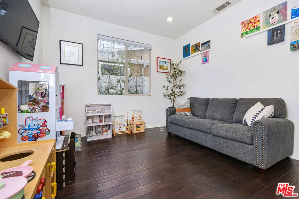 15525 Morrison Street Sherman Oaks, CA 91403