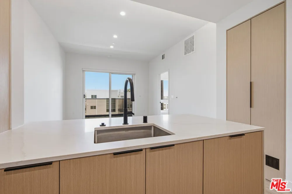 3555 Overland Avenue #407 Los Angeles, CA 90034