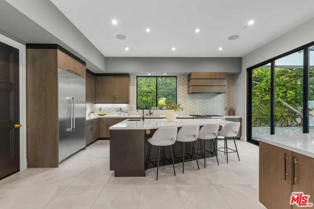 17401 Rancho Street Encino, CA 91316