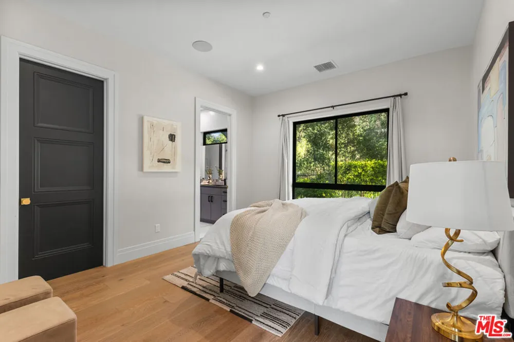 17401 Rancho Street Encino, CA 91316
