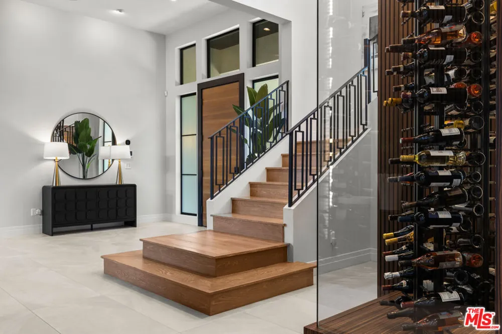 17401 Rancho Street Encino, CA 91316