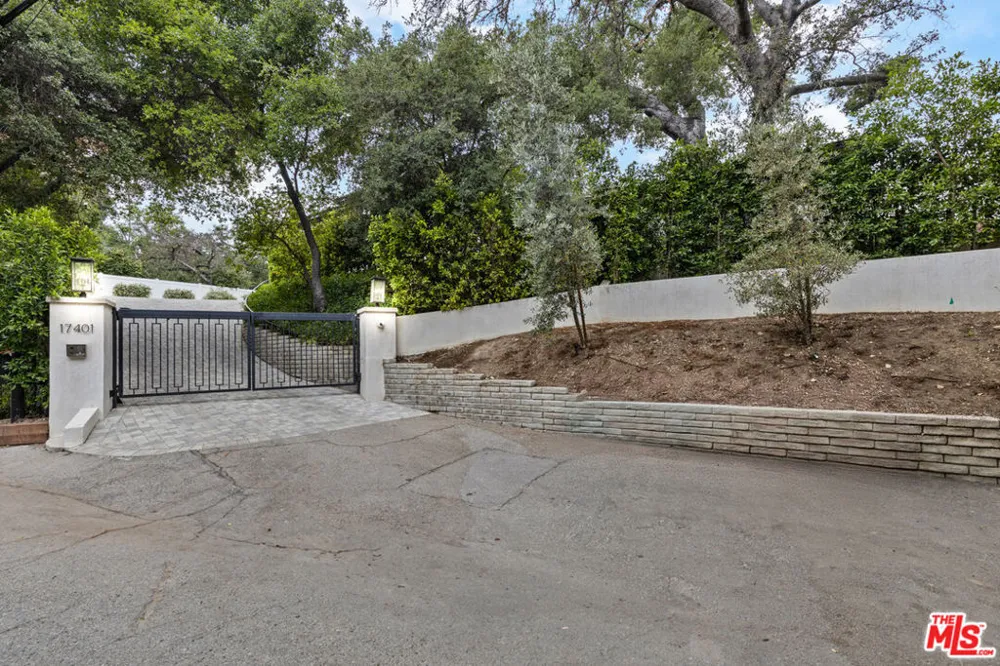 17401 Rancho Street Encino, CA 91316