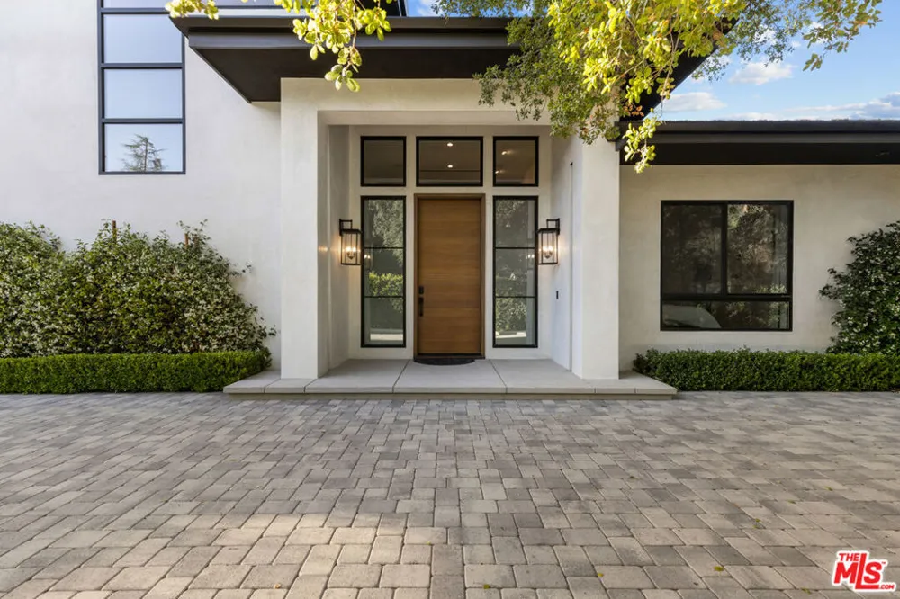 17401 Rancho Street Encino, CA 91316