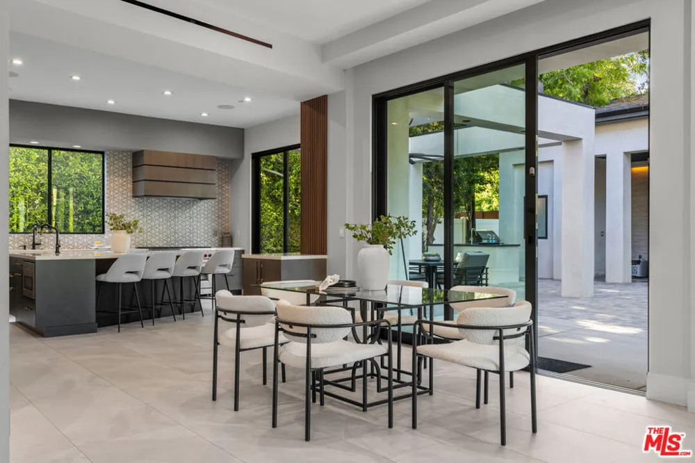 17401 Rancho Street Encino, CA 91316