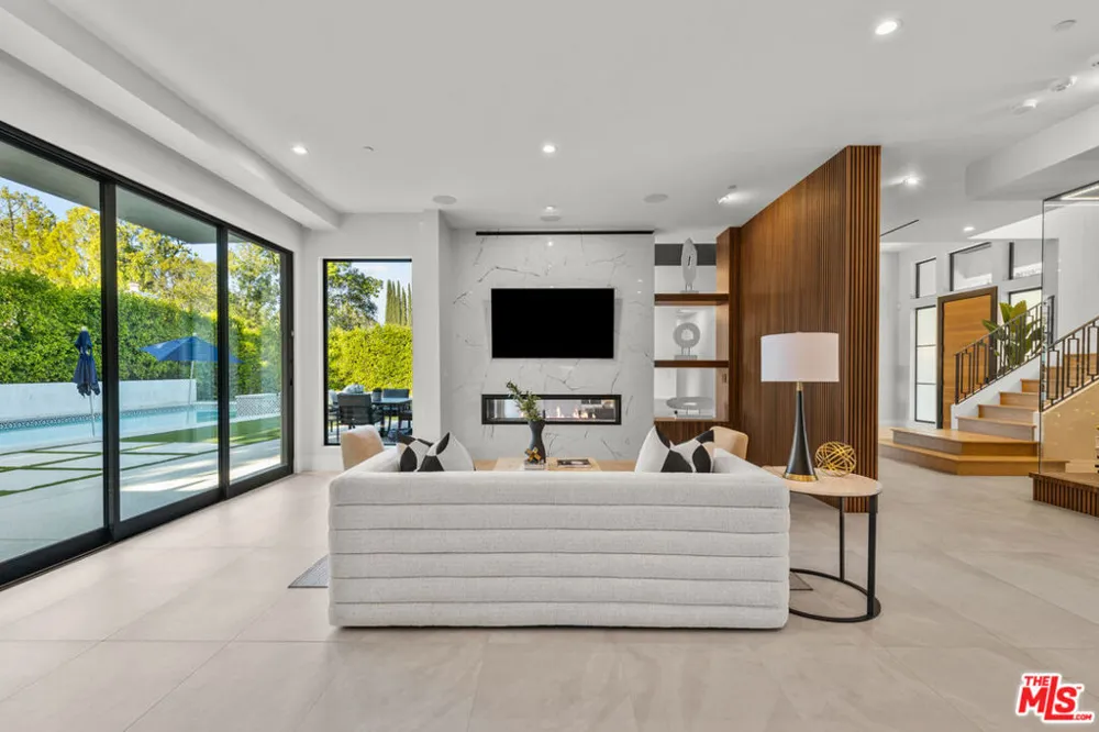 17401 Rancho Street Encino, CA 91316