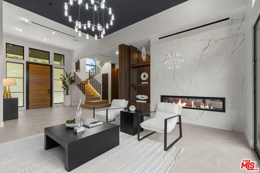 17401 Rancho Street Encino, CA 91316