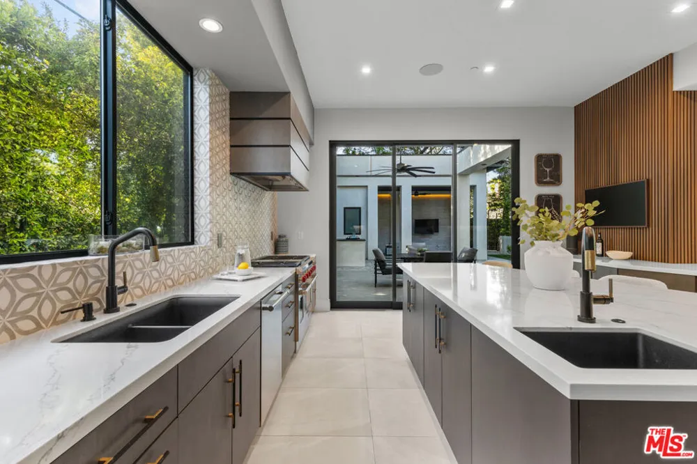 17401 Rancho Street Encino, CA 91316