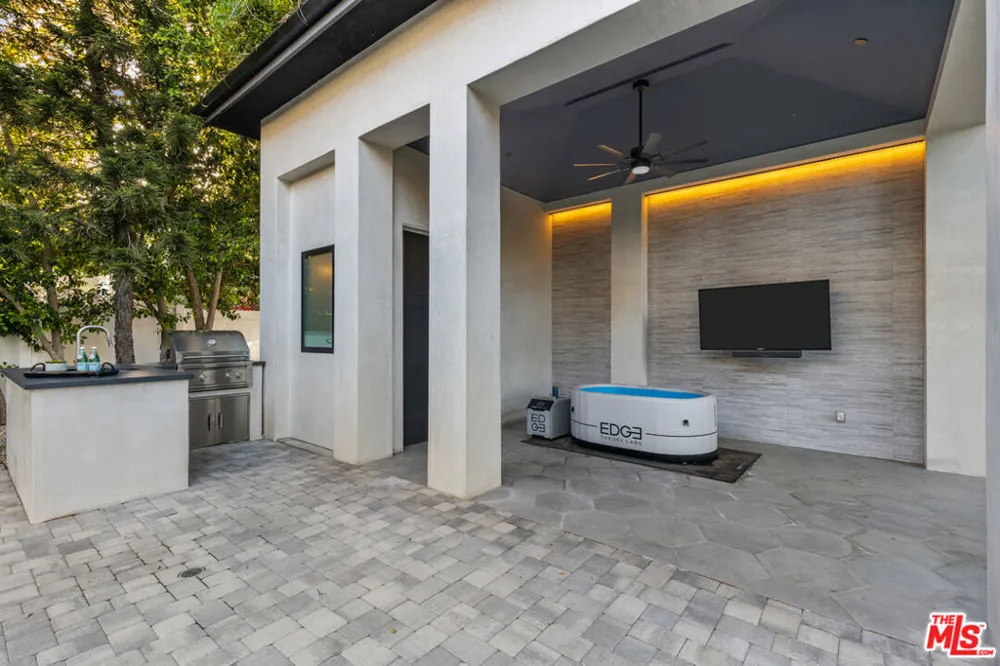 17401 Rancho Street Encino, CA 91316