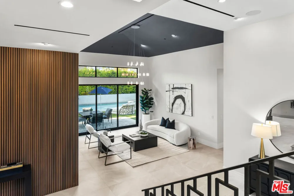 17401 Rancho Street Encino, CA 91316