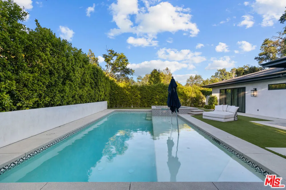 17401 Rancho Street Encino, CA 91316