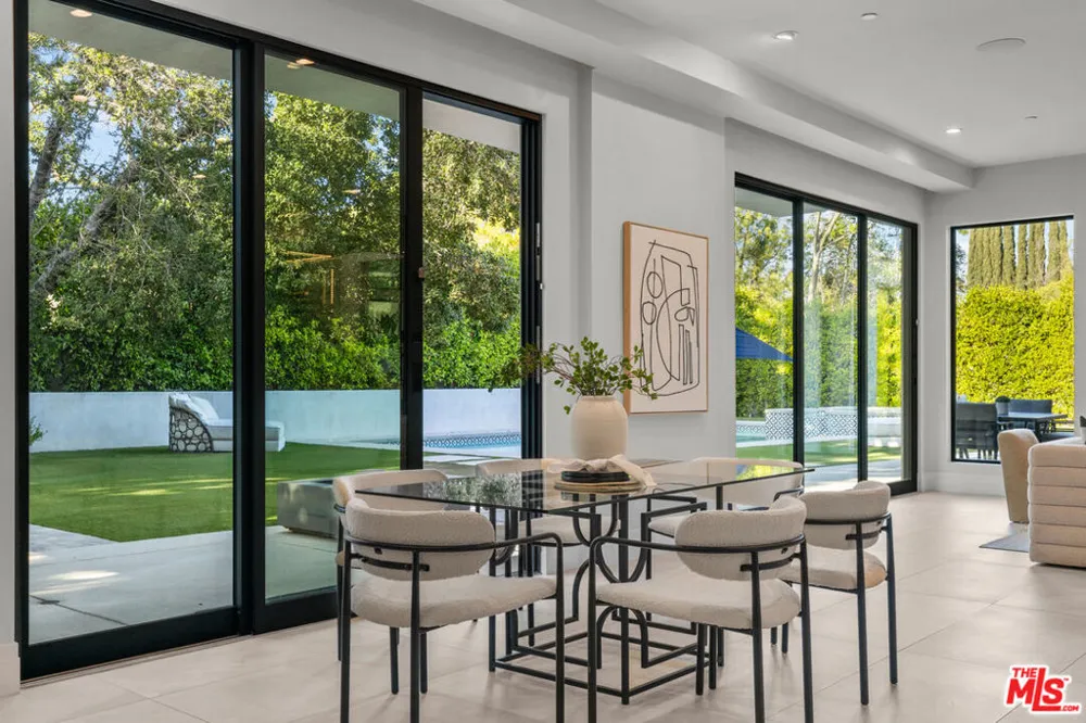 17401 Rancho Street Encino, CA 91316