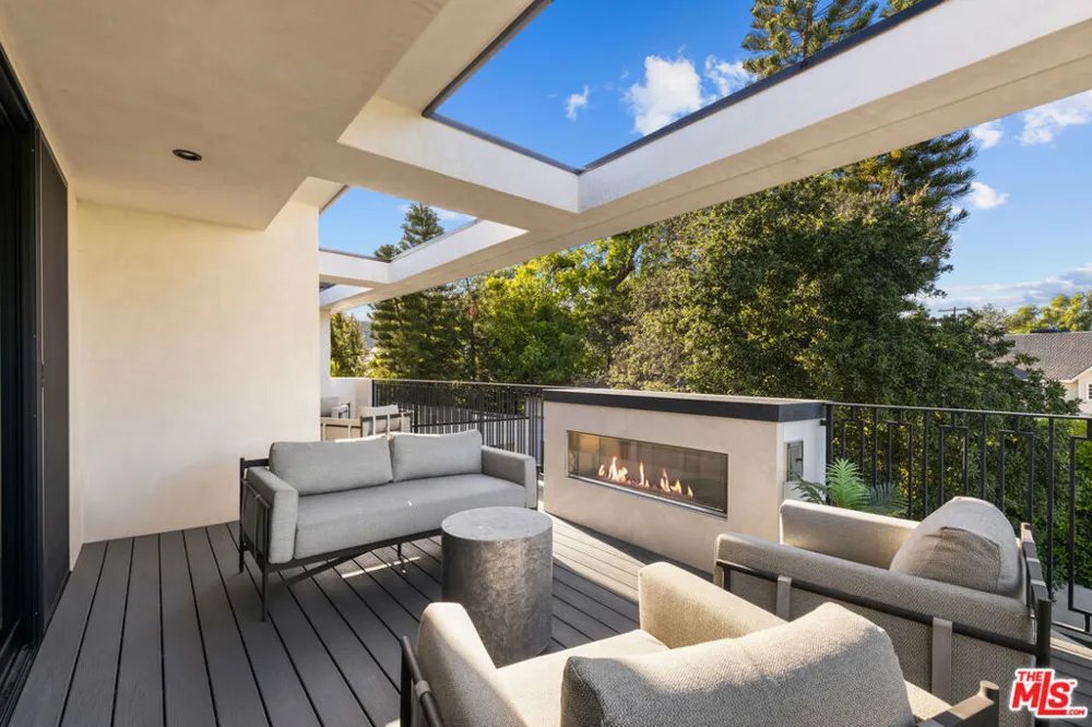 17401 Rancho Street Encino, CA 91316