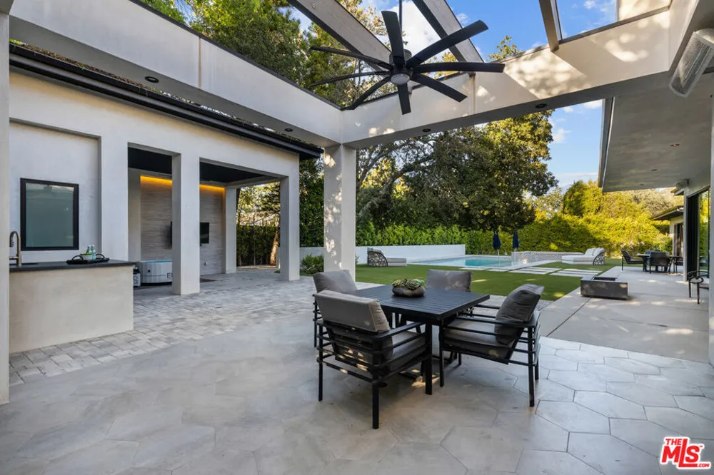 17401 Rancho Street Encino, CA 91316