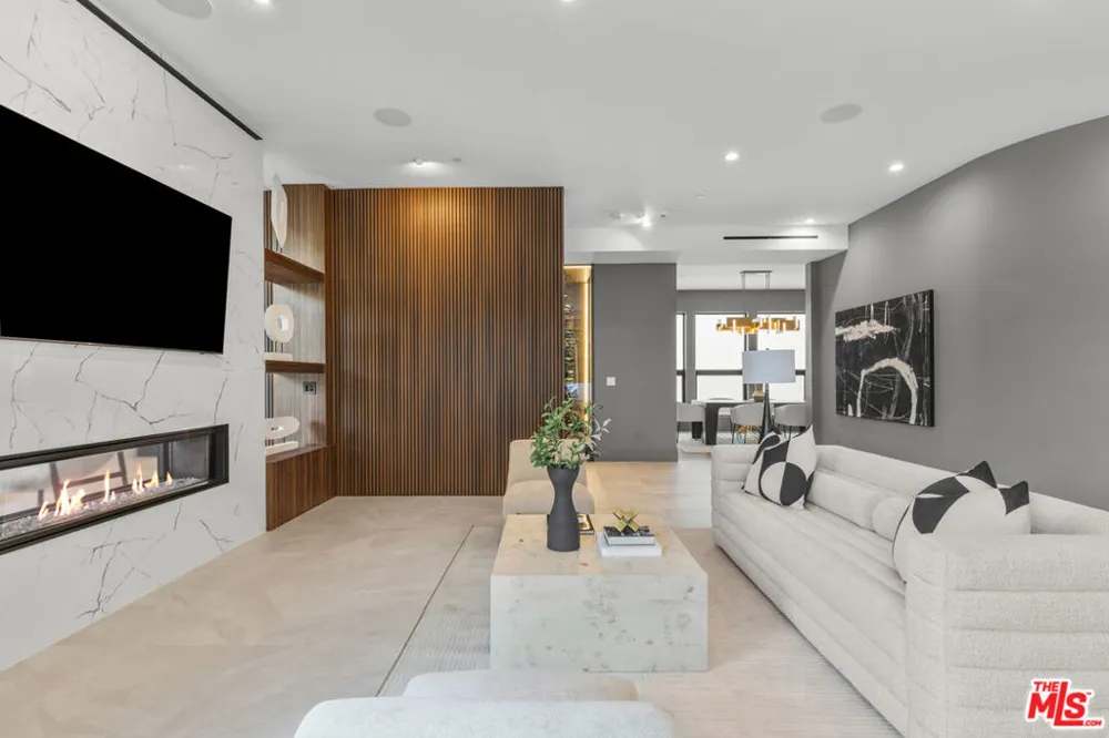 17401 Rancho Street Encino, CA 91316