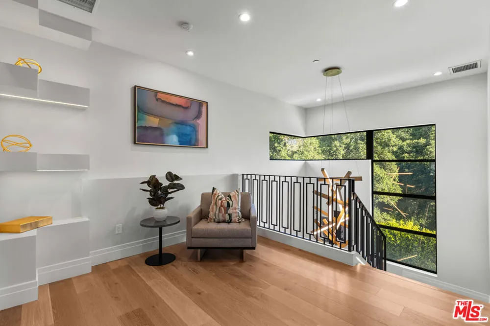 17401 Rancho Street Encino, CA 91316