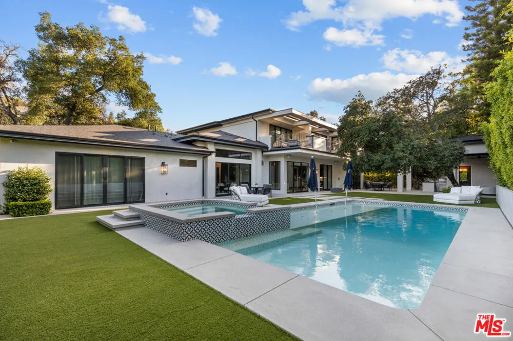 17401 Rancho Street Encino, CA 91316