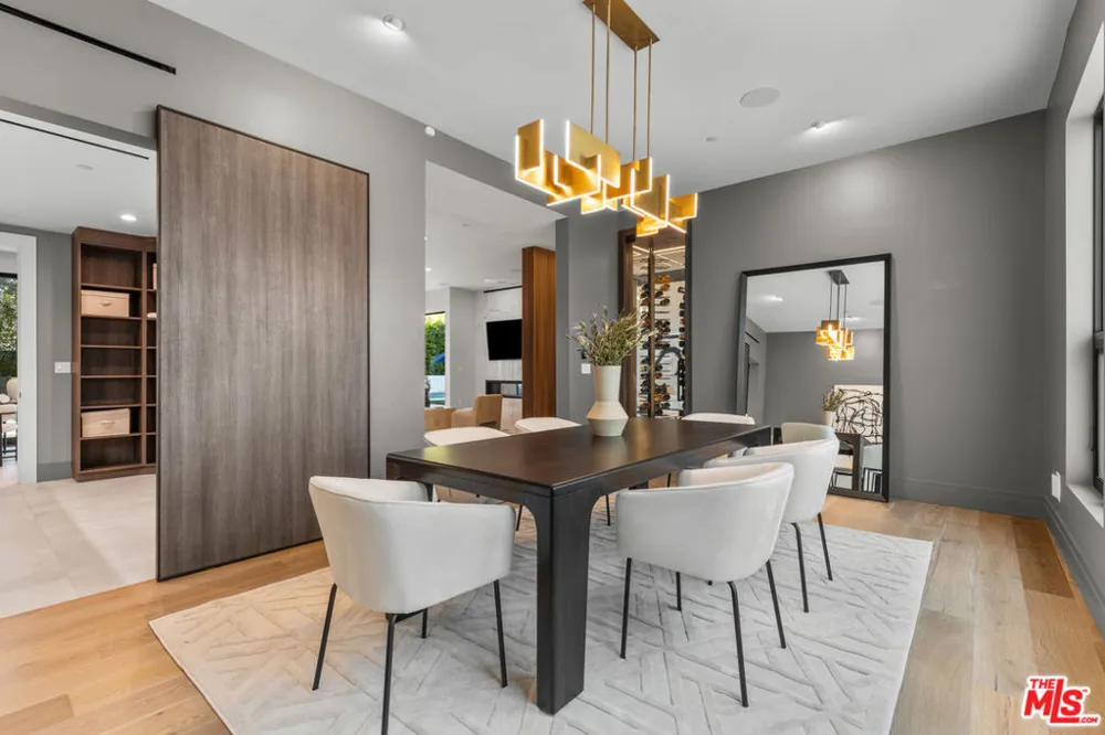 17401 Rancho Street Encino, CA 91316