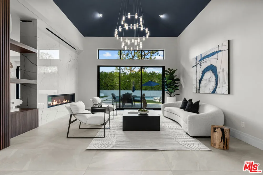 17401 Rancho Street Encino, CA 91316