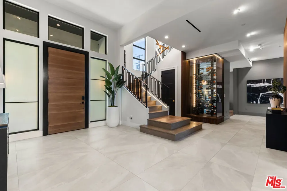 17401 Rancho Street Encino, CA 91316