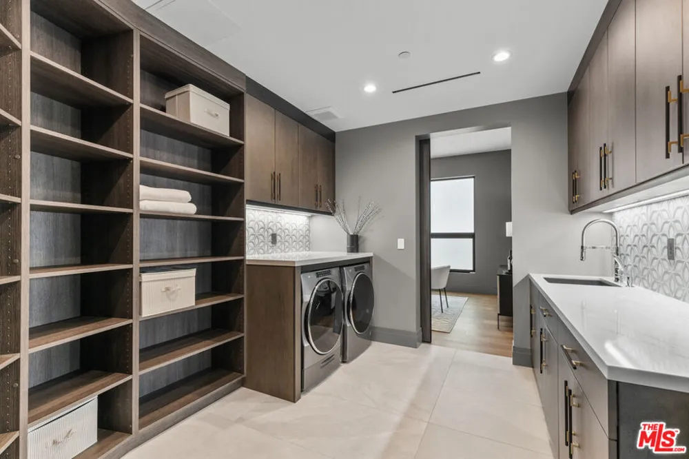 17401 Rancho Street Encino, CA 91316