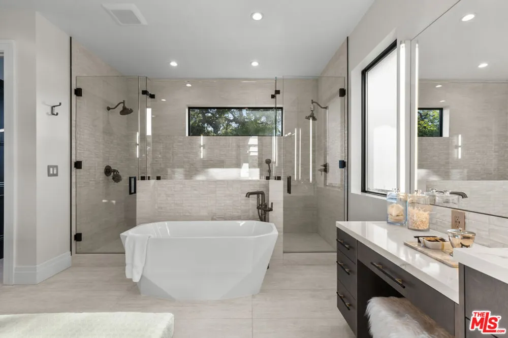 17401 Rancho Street Encino, CA 91316
