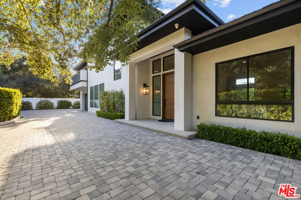 17401 Rancho Street Encino, CA 91316