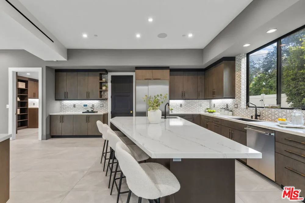 17401 Rancho Street Encino, CA 91316