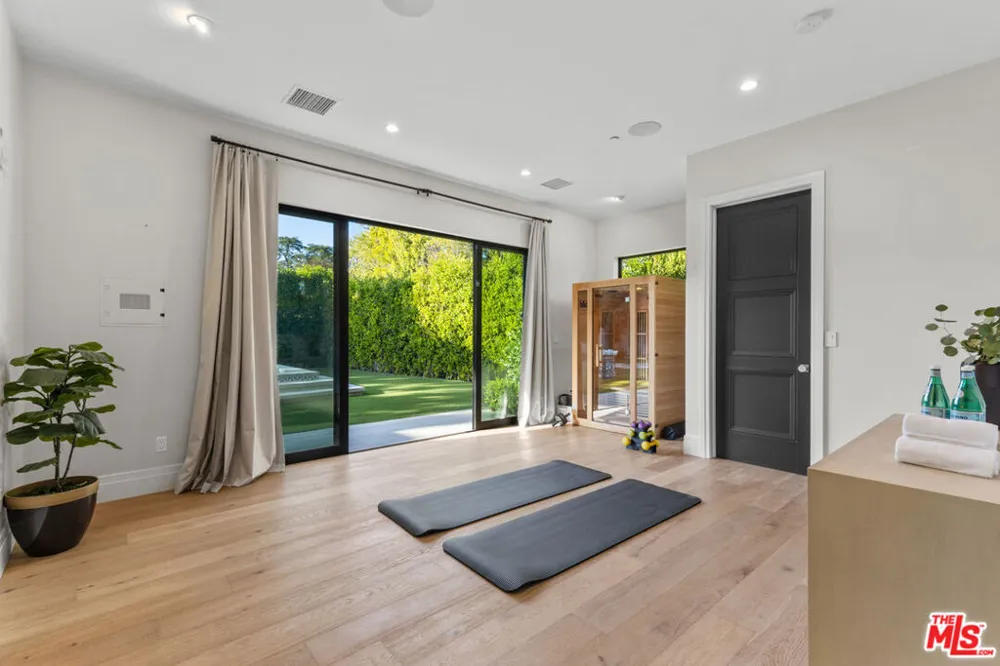 17401 Rancho Street Encino, CA 91316