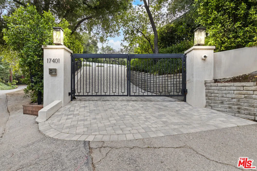 17401 Rancho Street Encino, CA 91316
