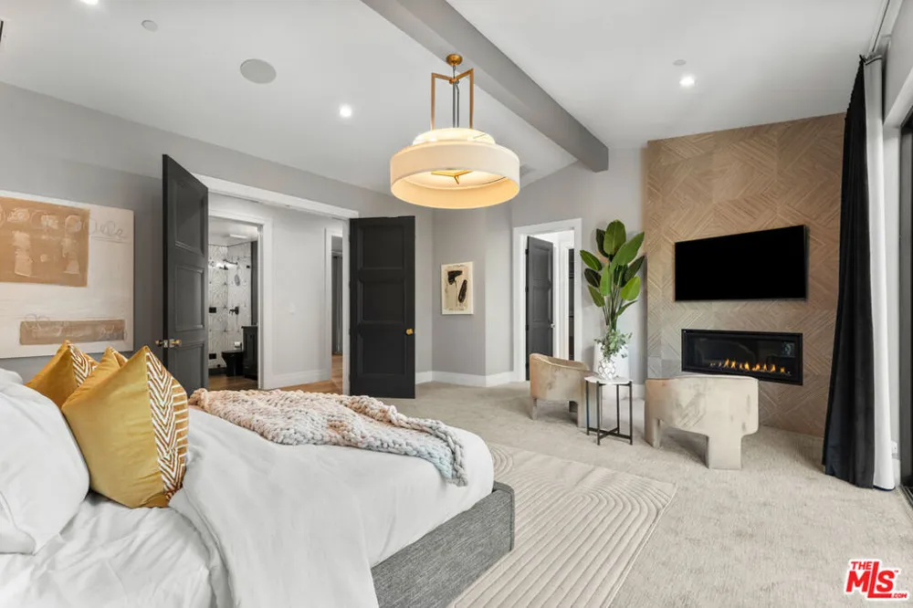 17401 Rancho Street Encino, CA 91316