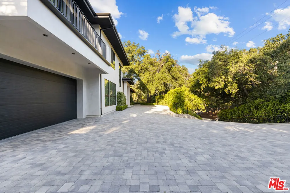 17401 Rancho Street Encino, CA 91316