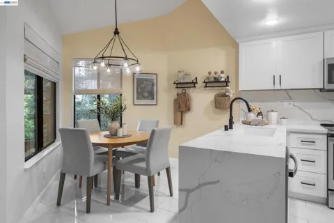 3318 Smoketree Commons Dr