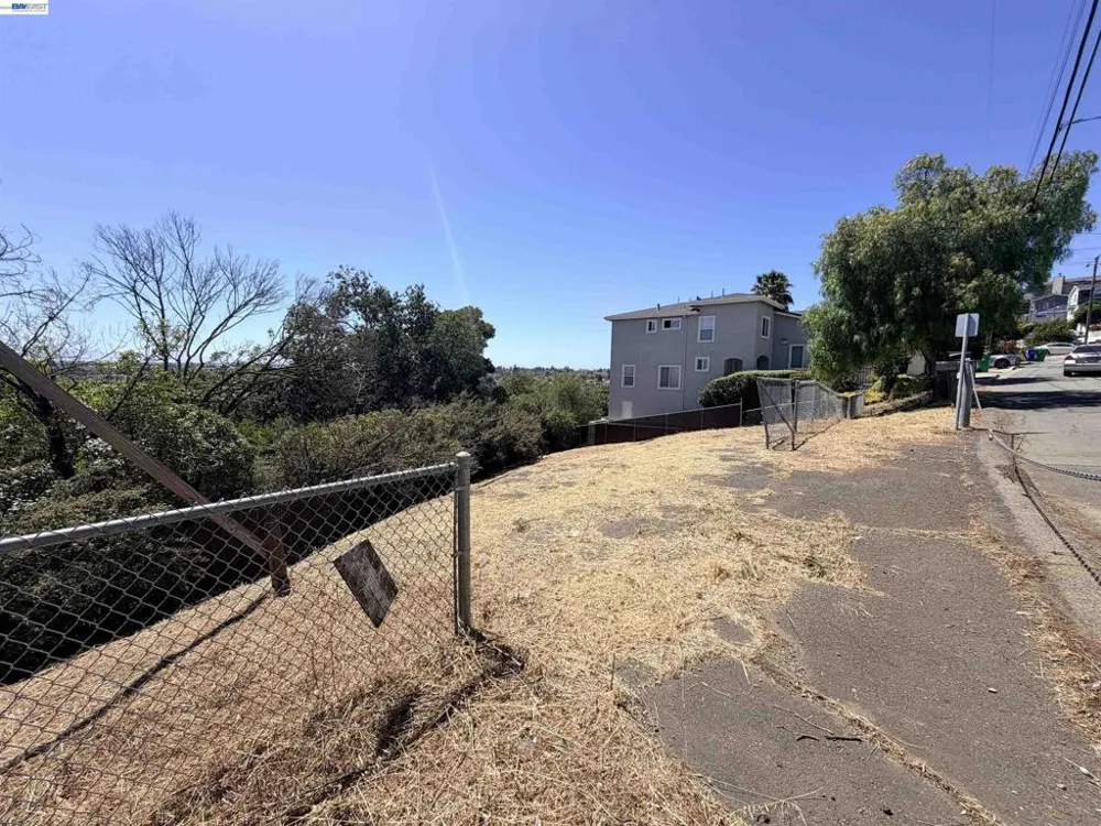 14643 Saturn Dr Castro Valley, CA 94578