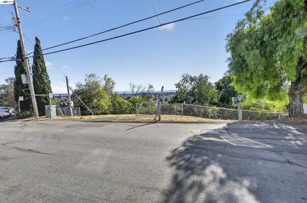 14643 Saturn Dr Castro Valley, CA 94578