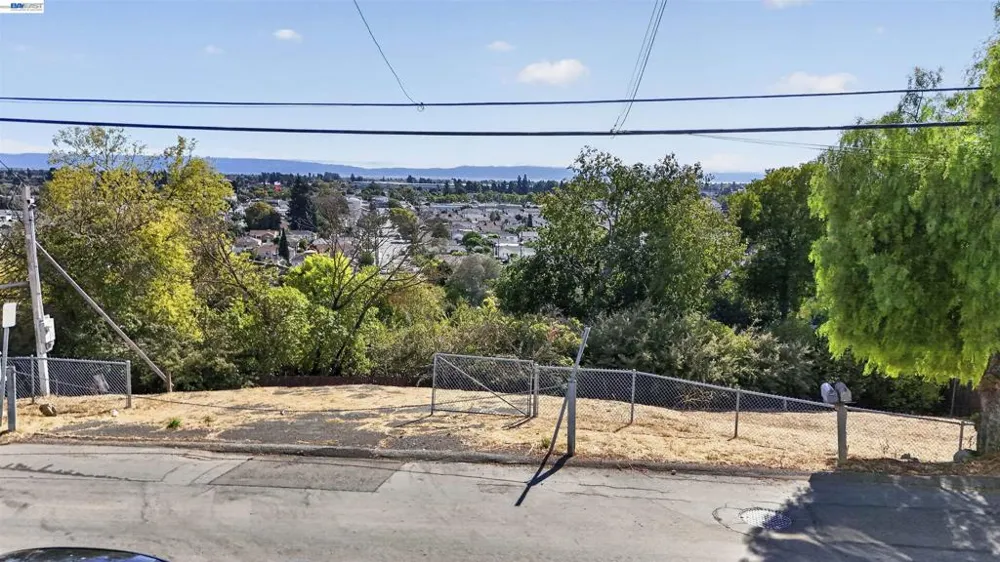 14643 Saturn Dr Castro Valley, CA 94578