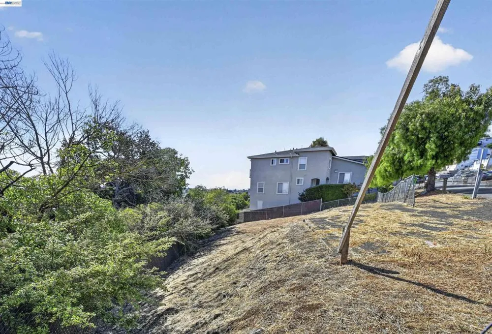 14643 Saturn Dr Castro Valley, CA 94578