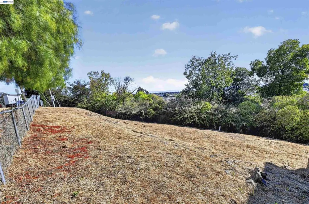 14643 Saturn Dr Castro Valley, CA 94578